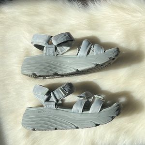 Skechers D’lites GoGa Mat sandals gray